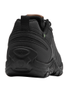 Zapatilla negra outdoor de hombre, con acolchado en el tobillo para mayor comodidad en actividades al aire libre.