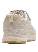 Zapatilla deportiva beige con suela gruesa y buen agarre, diseñada para estabilidad y soporte en el talón.