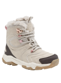 Bota beige decorada en el costado, combinando estética y funcionalidad sin comprometer su diseño robusto.