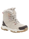 Bota beige decorada en el costado, combinando estética y funcionalidad sin comprometer su diseño robusto.