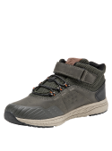 Botín verde casual para niño, robusto y moderno, ideal para exteriores, con cordones y cierre de velcro.