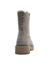 Botín taupe de cuero estilo Chelsea para mujer, con diseño funcional, ideal para climas fríos y moda urbana.