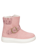 Bota rosada con soporte al tobillo y detalles de moda, perfecta para un estilo casual en días fríos.