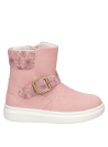 Bota rosada con soporte al tobillo y detalles de moda, perfecta para un estilo casual en días fríos.