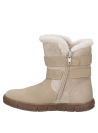 Bota de niña en color beige, costura visible que añade un toque artesanal al diseño, correas aseguran ajuste.