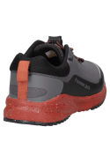 Calzado deportivo infantil gris con sistema de ojetillos y lengüeta trasera para fácil colocación, cómodo y seguro.