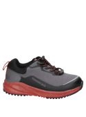 Zapatilla outdoor gris para niño, con entresuela moteada y suela gruesa que ofrece tracción y estabilidad.