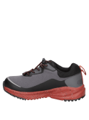 Zapatilla gris para niño, diseño texturizado y moderno, ideal para actividades outdoor o uso urbano.