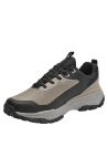 Zapatilla taupe de trail running para hombre, con diseño de letras grandes en el costado que realza su estilo.