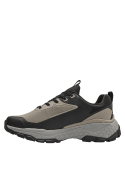 Zapatilla taupe masculina de trail running, con ojales clásicos y cordones entrecruzados para un ajuste firme y seguro.