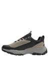 Zapatilla taupe masculina de trail running, con ojales clásicos y cordones entrecruzados para un ajuste firme y seguro.