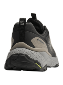 Zapatilla taupe de hombre, estilo trail running, con tecnología de amortiguación en la entresuela para mayor comodidad.
