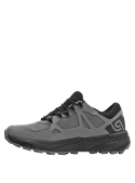 Zapatilla gris moderna con collarín acolchado para soporte y prevención de lesiones en actividades intensas.
