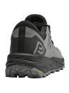 Zapatilla gris con amarre integrado y ganchos, para un ajuste personalizado y seguro en movimiento.