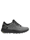 zapatilla gris robusta con entresuela gruesa y acolchada, ofreciendo comodidad y amortiguación en deportes de alto impacto.