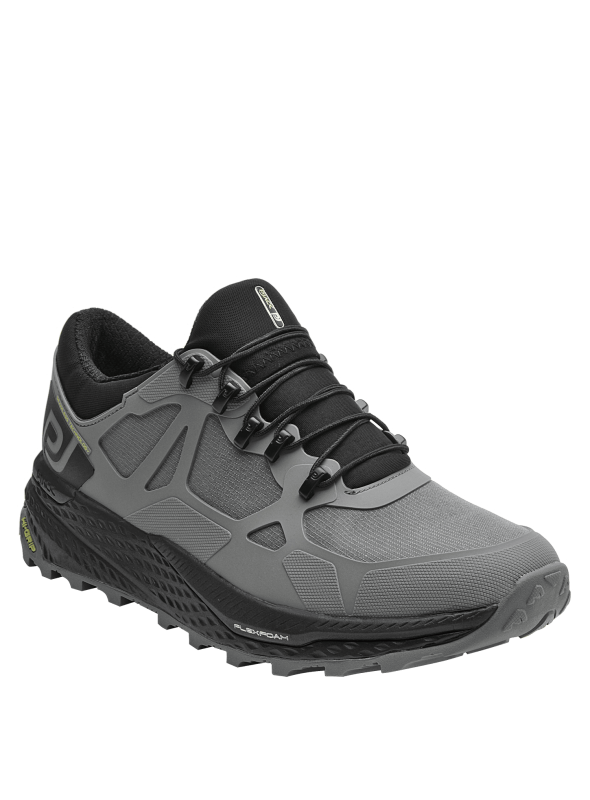 Zapatilla gris para hombre, estilo trail running, ideal para actividades al aire libre, con malla reforzada.