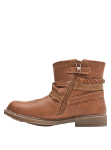 Calzado casual camel para niña, con detalles boho-chic como trenza y colgante de hoja, cómodo y estiloso.