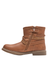 Calzado casual camel para niña, con detalles boho-chic como trenza y colgante de hoja, cómodo y estiloso.