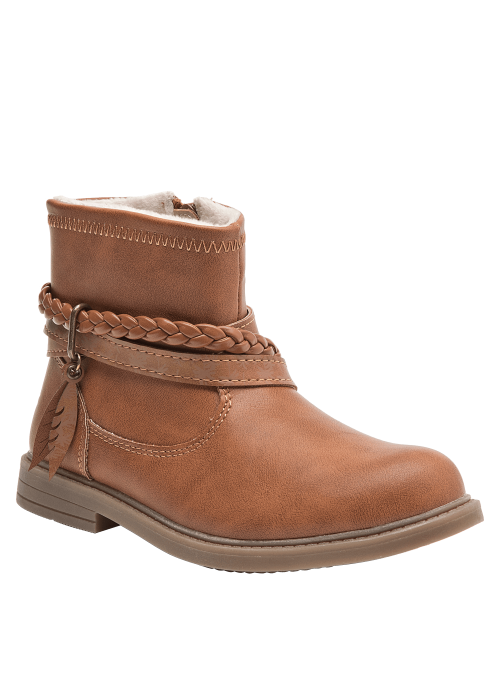 Bota de niña color camel, estilo casual boho-chic, con trenza y colgante de hoja, perfecta para combinar con jeans o faldas.