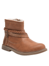 Bota de niña color camel, estilo casual boho-chic, con trenza y colgante de hoja, perfecta para combinar con jeans o faldas.