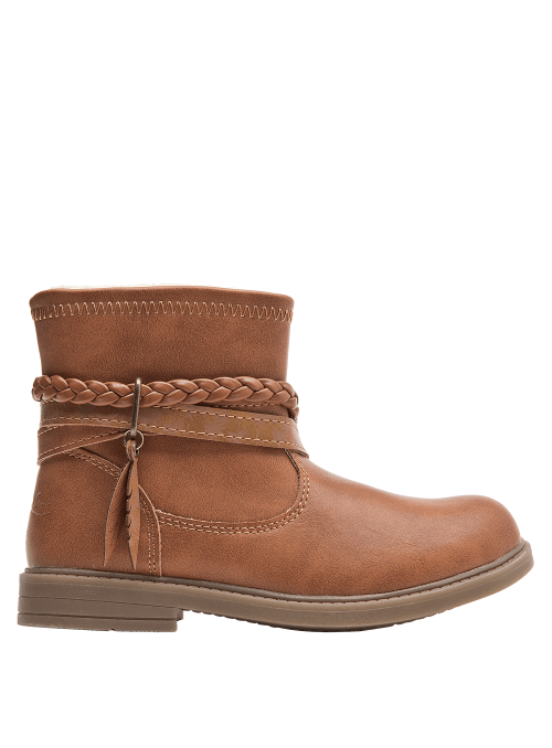 Bota de niña color camel, estilo casual boho-chic, con trenza y colgante de hoja, perfecta para combinar con jeans o faldas.