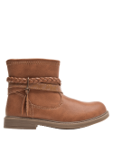 Calzado camel para niña, estilo boho-chic, con trenza y colgante de hoja. Ideal para el día a día.