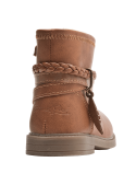 Bota camel casual para niña con acabado liso y costuras visibles, trenza decorativa y colgante de hoja en diseño boho-chic.