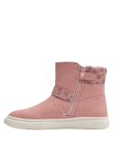 Calzado casual rosado para niña con costuras visibles y detalles florales, perfecto para combinar con jeans o leggings.