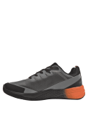 Calzado masculino gris para trail running, con suela texturizada que brinda tracción y estabilidad en terrenos irregulares.