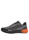 Calzado masculino gris para trail running, con suela texturizada que brinda tracción y estabilidad en terrenos irregulares.