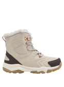 Bota con detalles decorativos en relieve y etiqueta del fabricante, combinando estilo e identidad de marca.