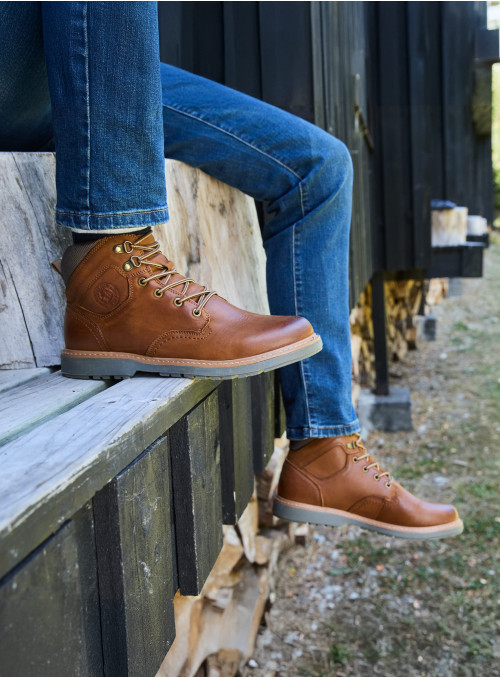 Botín casual de cuero café para hombre, combina moda y funcionalidad en actividades cotidianas.