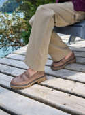Mocasín taupe de cuero para mujer, casual, con costuras gruesas y trenza en la lengüeta. Tendencia y comodidad.