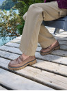 Mocasín taupe de cuero para mujer, casual, con costuras gruesas y trenza en la lengüeta. Tendencia y comodidad.