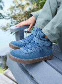 Botín azul casual para niño con cordones y velcro, ideal para el día a día y ropa informal.