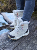 Bota beige casual para niña con diseño robusto, ideal para climas fríos, incluye forro de pelaje sintético para calidez.