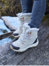 Bota beige casual para niña con diseño robusto, ideal para climas fríos, incluye forro de pelaje sintético para calidez.