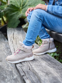 Botín taupe casual para niña, con diseño urbano moderno, ideal para climas fríos, con borde superior peludo para calidez.