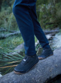 Botín negro de cuero para hombre, ideal para actividades outdoor, con diseño robusto y puntera reforzada para protección.