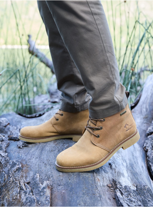 Botín casual de cuero camel con suela cosida, ideal para combinar estilo y funcionalidad en toda ocasión.