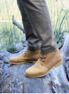 Botín de cuero camel para hombre, estilo desert boot casual, ideal para un look cómodo y estilizado.