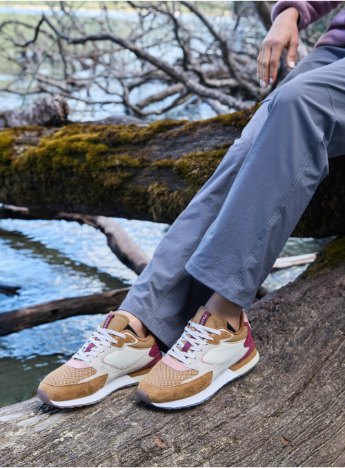 Zapatilla camel retro de mujer, combinando estilo y funcionalidad, perfecta para un look urbano y cómodo.