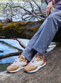 Zapatilla casual camel para mujer, de cuero y textil, con diseño estilizado que combina gamuza y malla para ventilación.