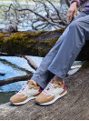 Zapatilla casual camel para mujer, de cuero y textil, con diseño estilizado que combina gamuza y malla para ventilación.