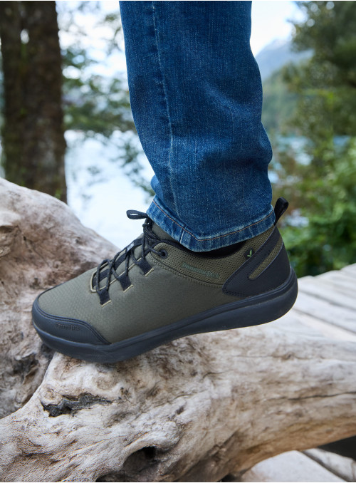 Calzado urbano verde para hombre, con cordones sencillos y ojetillos resistentes, adecuado para el día a día.