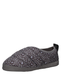 Pantufla con suela resistente y fácil calce, diseño animal print, estilo casual y cómodo para uso diario.
