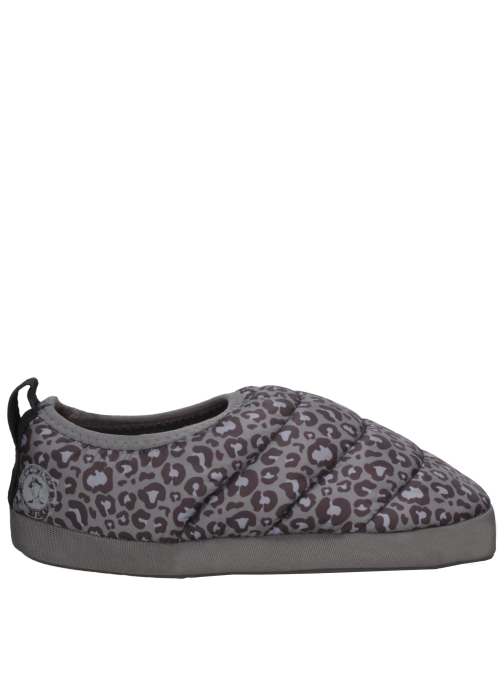 Pantufla textil con estampado animal print, estilo relajado, suela resistente, perfecta para uso en casa.