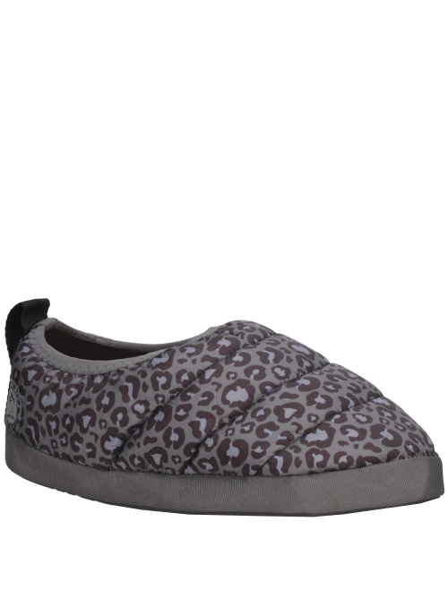 Pantufla textil con estampado animal print, estilo relajado, suela resistente, perfecta para uso en casa.