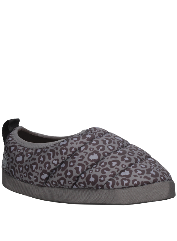Pantufla textil con estampado animal print, estilo relajado, suela resistente, perfecta para uso en casa.