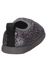 Pantufla para mujer en estampado animal print, diseño casual y moderno, ideal para comodidad diaria en climas fríos.